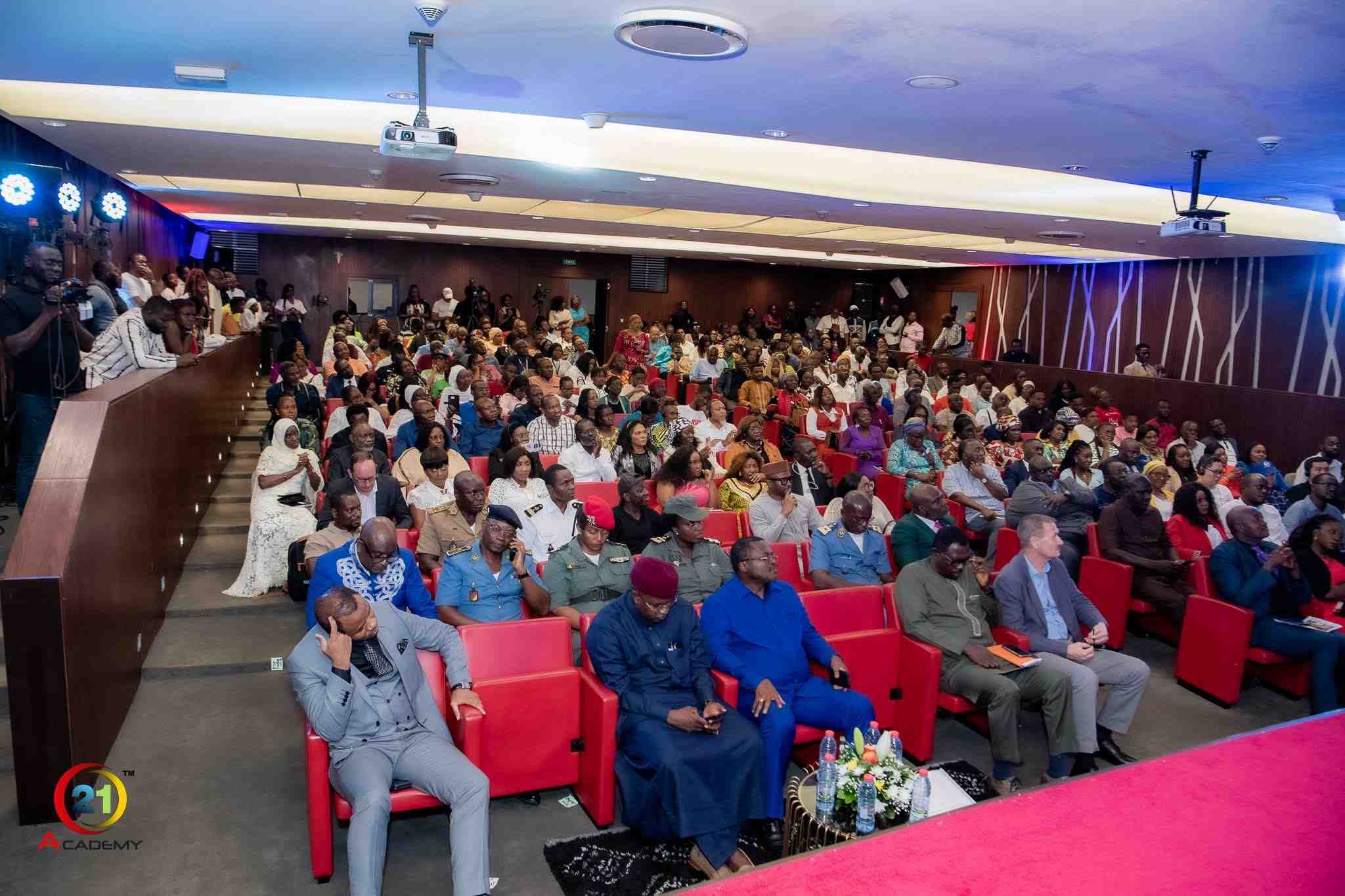 Roul Ruben Njionou || KRYSTAL PALACE HÔTEL DOUALA, CONFÉRENCE DÉDICAE DES LIVRES ''MARKETING DE RÉSEAU PLUS QU'UNE PROFESSION'' ET ''POURQUOI LE MARKETING DE RÉSEAU.''
