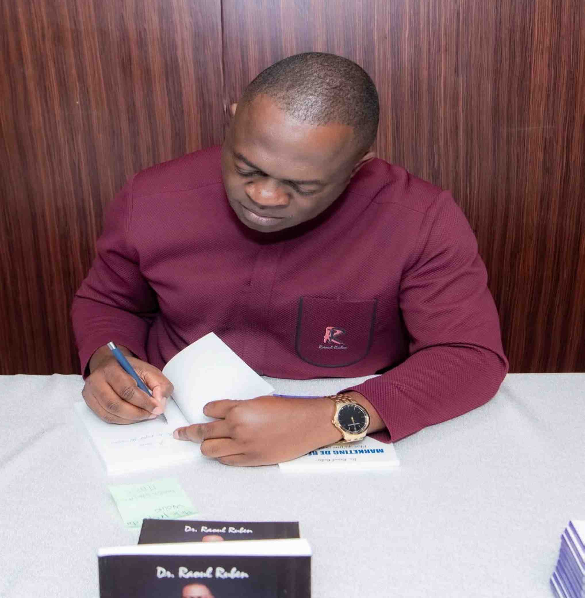 Roul Ruben Njionou || KRYSTAL PALACE HÔTEL DOUALA, CONFÉRENCE DÉDICAE DES LIVRES ''MARKETING DE RÉSEAU PLUS QU'UNE PROFESSION'' ET ''POURQUOI LE MARKETING DE RÉSEAU.''