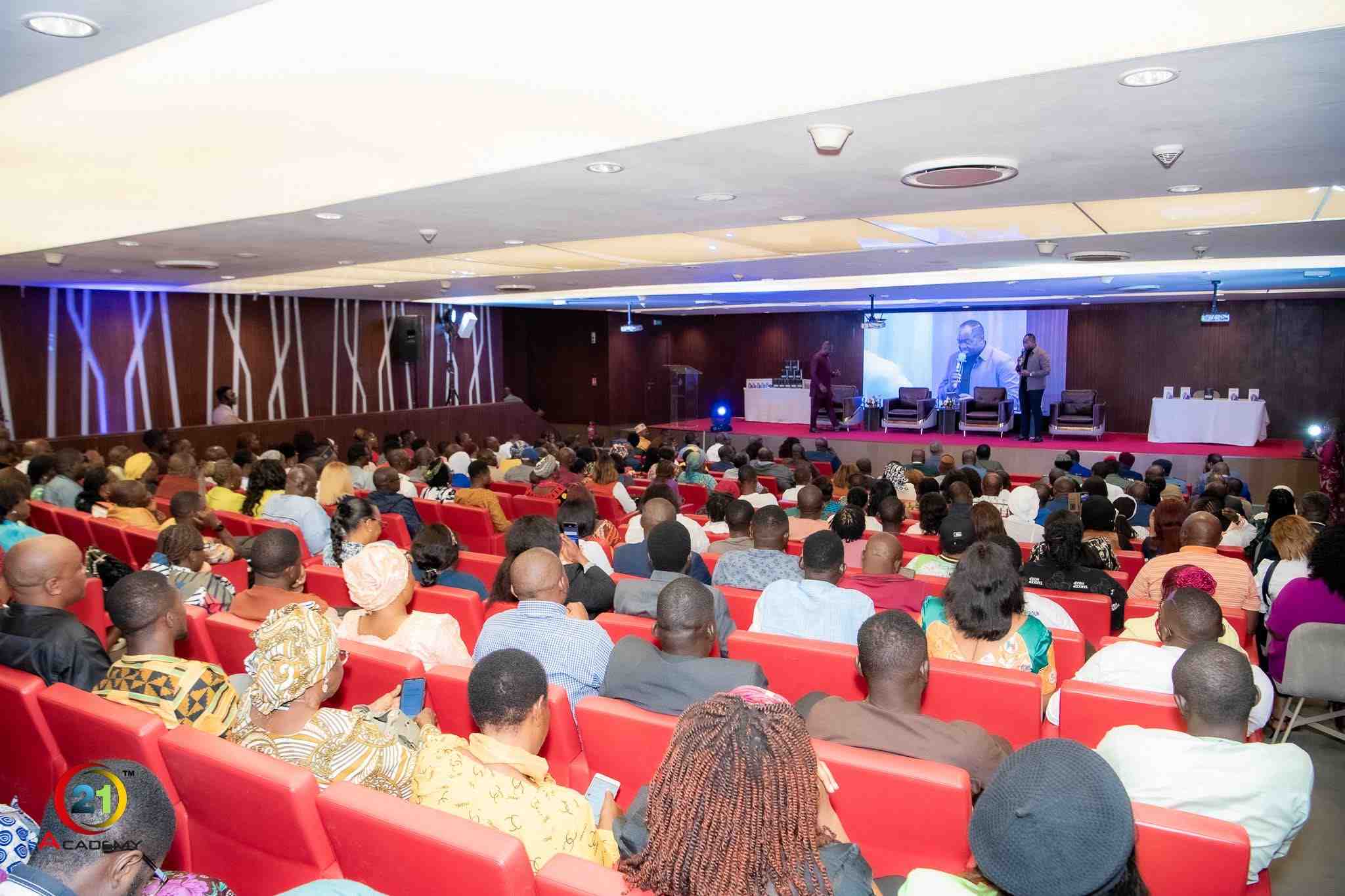Roul Ruben Njionou || KRYSTAL PALACE HÔTEL DOUALA, CONFÉRENCE DÉDICAE DES LIVRES ''MARKETING DE RÉSEAU PLUS QU'UNE PROFESSION'' ET ''POURQUOI LE MARKETING DE RÉSEAU.''